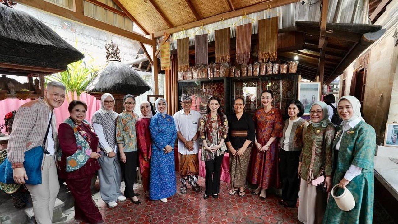 Dekranas dan Seruni Beri Dukungan Kesehatan dan Pelestarian Tenun Gringsing Bali