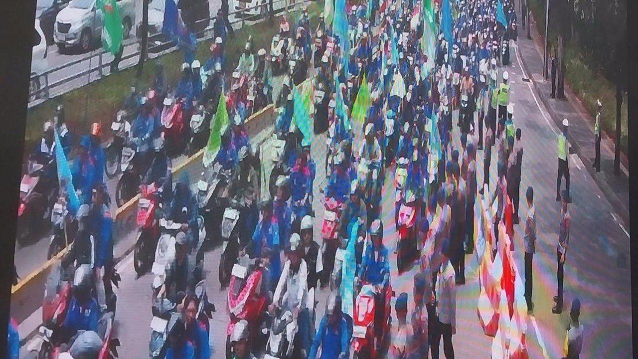 Demo Buruh di Depan DPR, Polisi Alihkan Arus Lalu Lintas di Kawasan Semanggi