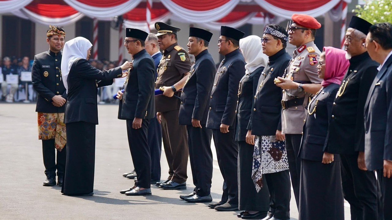 Deni Wicaksono Terima Lencana Emas Jer Basuki Mawa Beya dari Pemprov Jatim