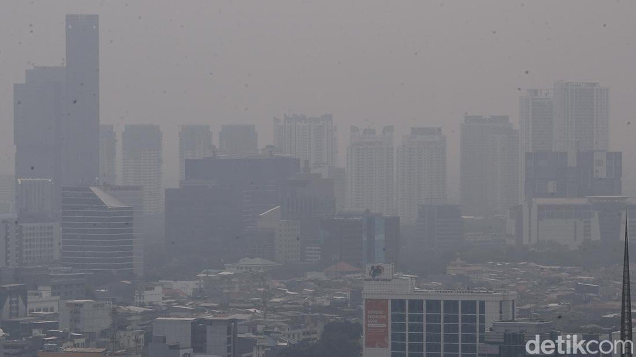 DLH DKI Jelaskan Kabut Jakarta, Bukan Akibat Asap Karhutla