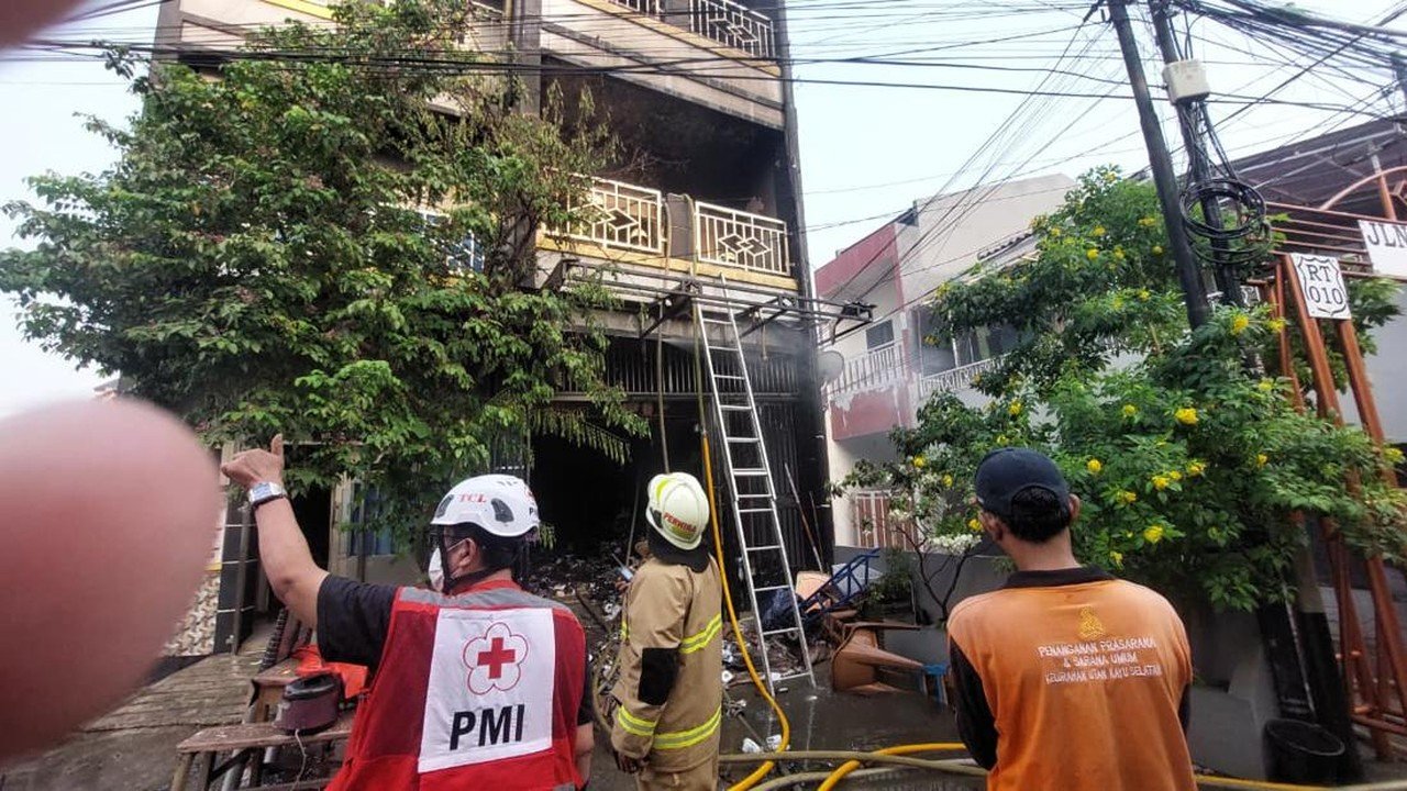 Dua Pemuda Tewas Terjebak Api Saat Kebakaran Rumah di Matraman