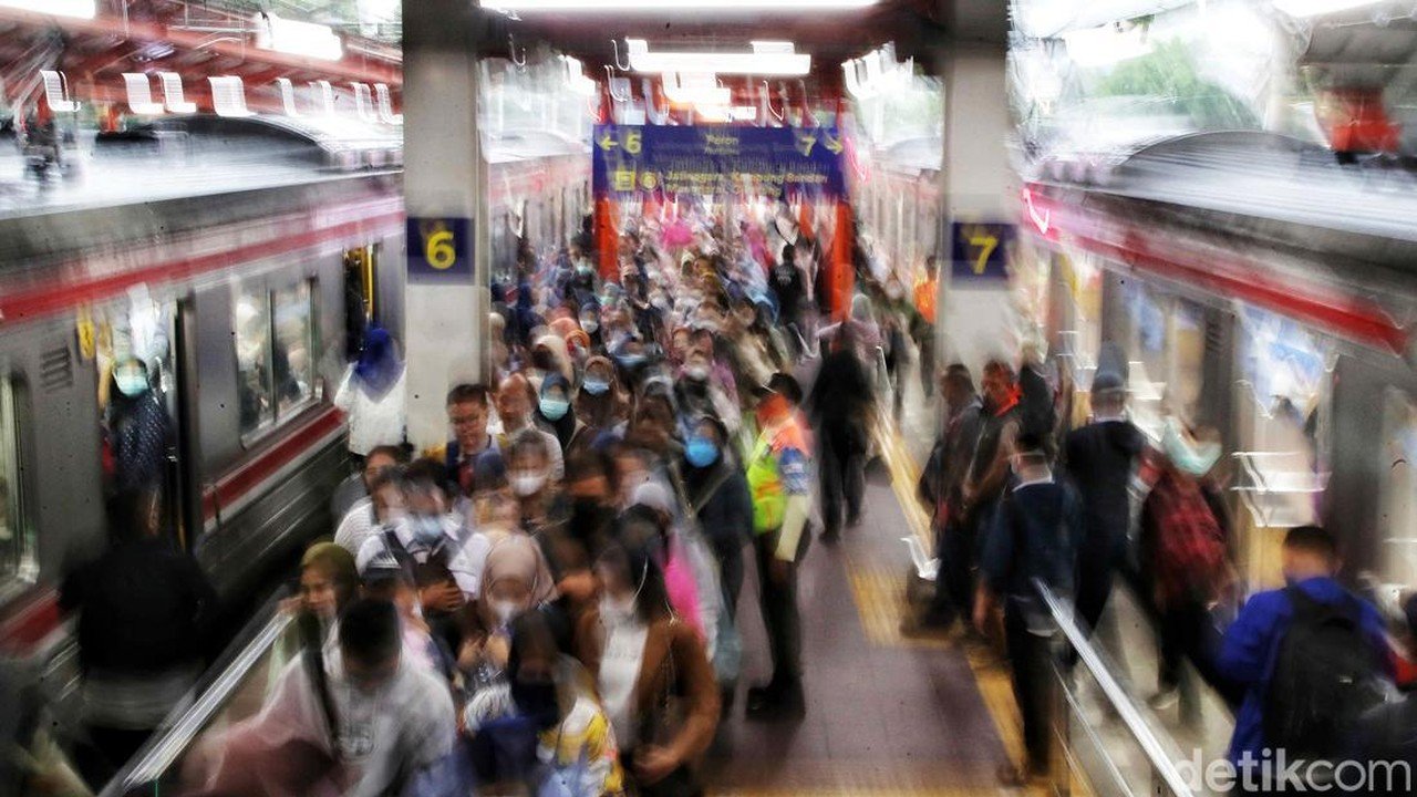 Dua Penumpang KRL Adu Mulut di Stasiun Bekasi Akibat Rebutan Eskalator