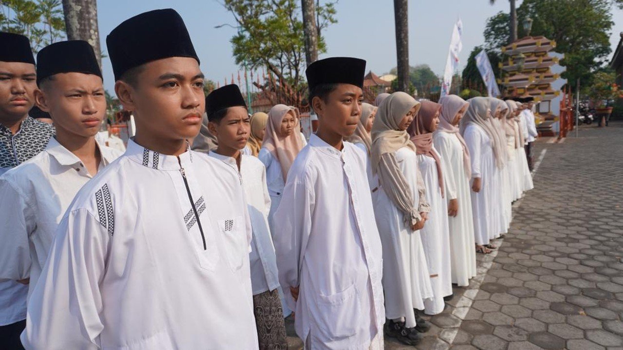 Dua Tahun Prabowo: Beasiswa, Tunjangan Guru, dan Penguatan Pesantren