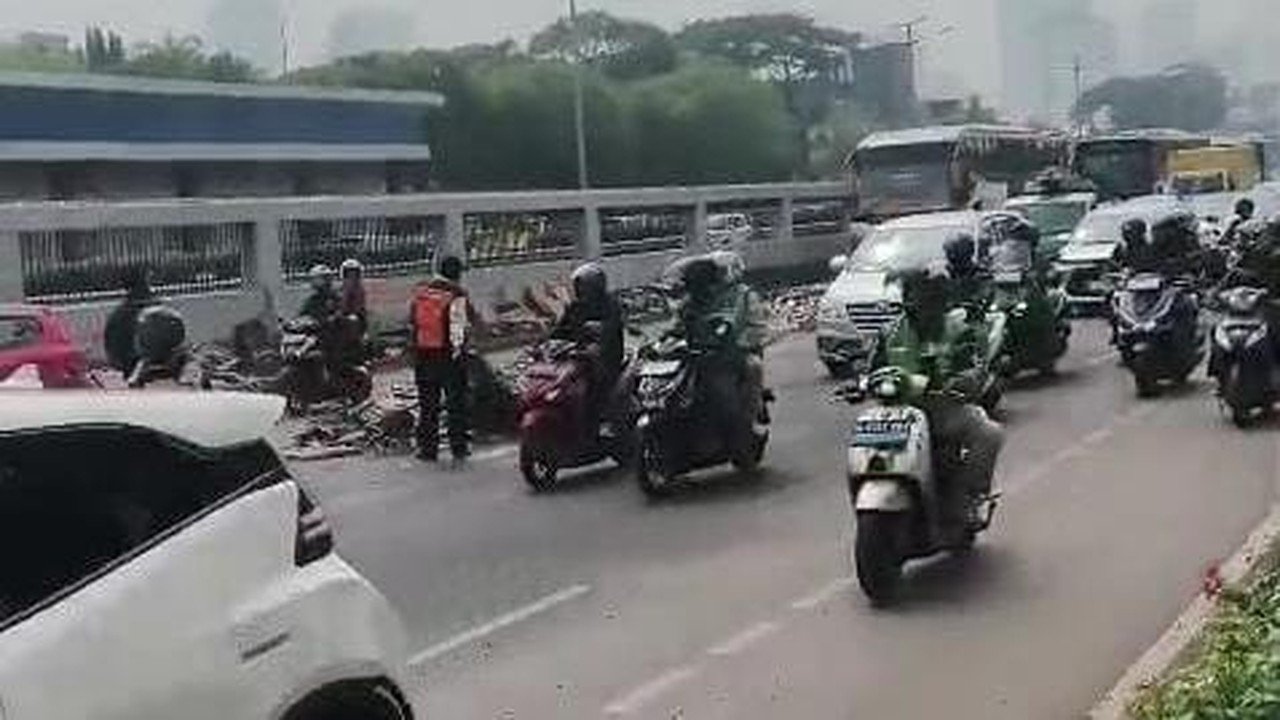 Dua Truk Tabrakan di Depan DPR, Muatan Keramik Berserakan dan Lalu Lintas Terganggu