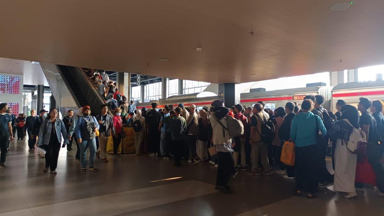 Eskalator Mati, Penumpang Stasiun Tanah Abang Terpaksa Mengantre Panjang