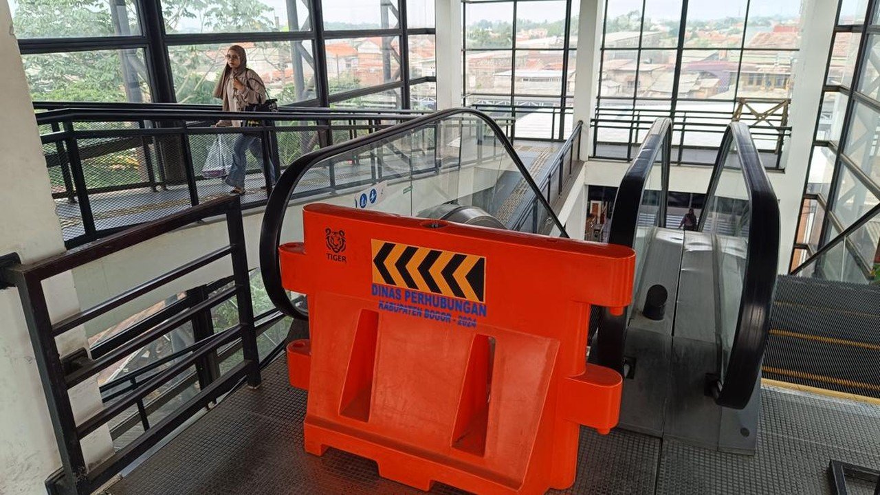 Eskalator Skybridge Stasiun Bojonggede Mati Total, Penumpang Keluhkan Hampir Setahun Tak Beroperasi