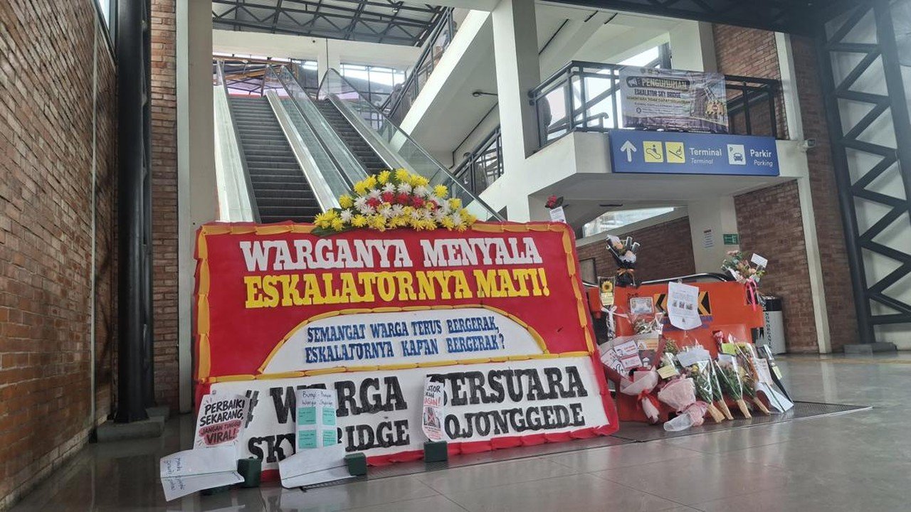 Eskalator Stasiun Bojonggede Mati Setahun, Warga Protes dengan Karangan Bunga