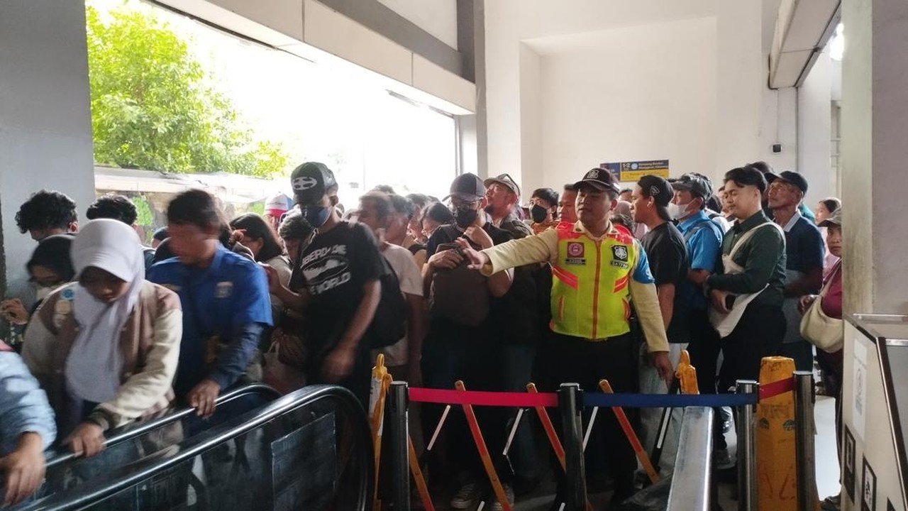 Eskalator Stasiun Duri Rusak, Penumpang Keluhkan Antrean Panjang