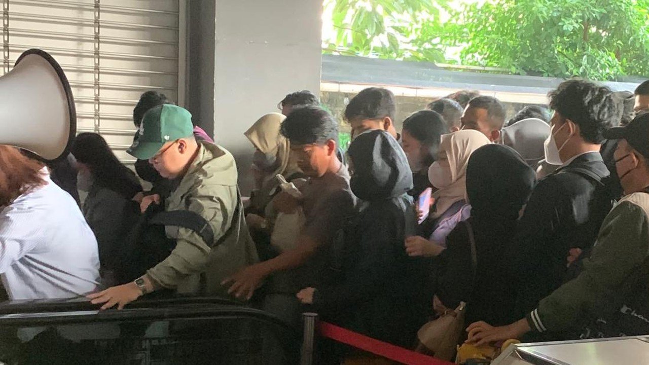 Eskalator Stasiun Duri Rusak, Penumpang KRL Masih Berdesakan