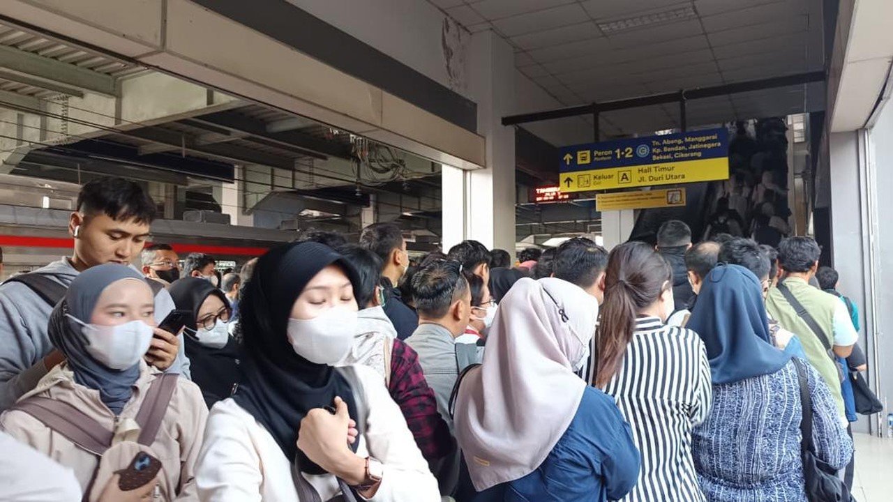 Gangguan Eskalator Stasiun Duri, KAI Commuter Tambah Personel Atasi Kepadatan