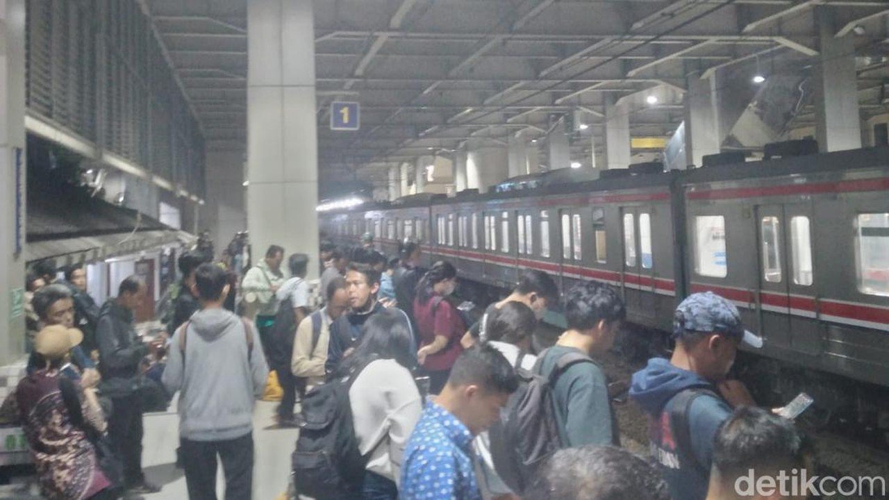 Gangguan Perjalanan KRL Green Line Akibat Insiden Tertemper di Serpong