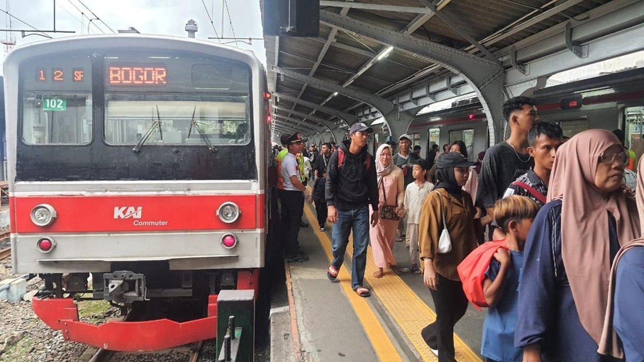Gangguan Sinyal di Stasiun Tigaraksa, KRL Green Line Sempat Terlambat dan Penumpang Menumpuk