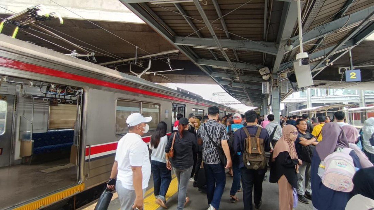 Gangguan Sinyal KRL Green Line Picu Antrean Panjang, Penumpang Menangis Sesak