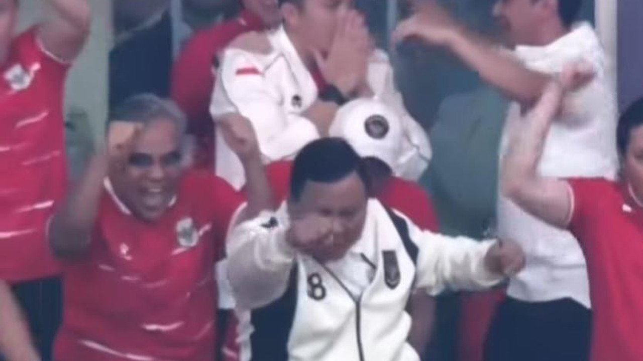 Gaya "Power Ranger" Presiden Prabowo Saat Rayakan Kemenangan Timnas Indonesia