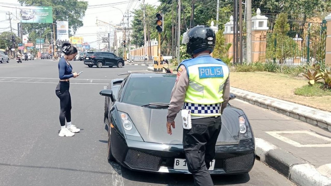 Gran Max Tabrak Lamborghini Saat Lampu Merah di Jogja