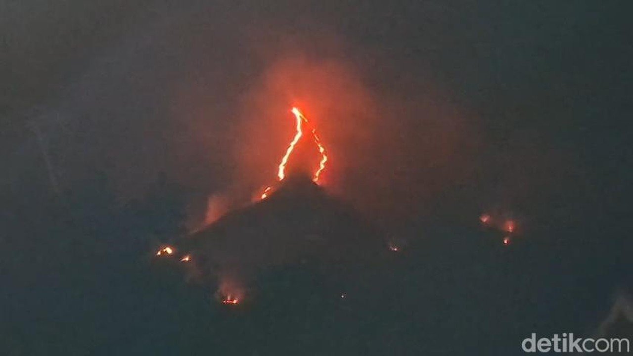 Gunung Arjuno-Welirang Kembali Terbakar Hebat, Api Terlihat dari Tol Malang