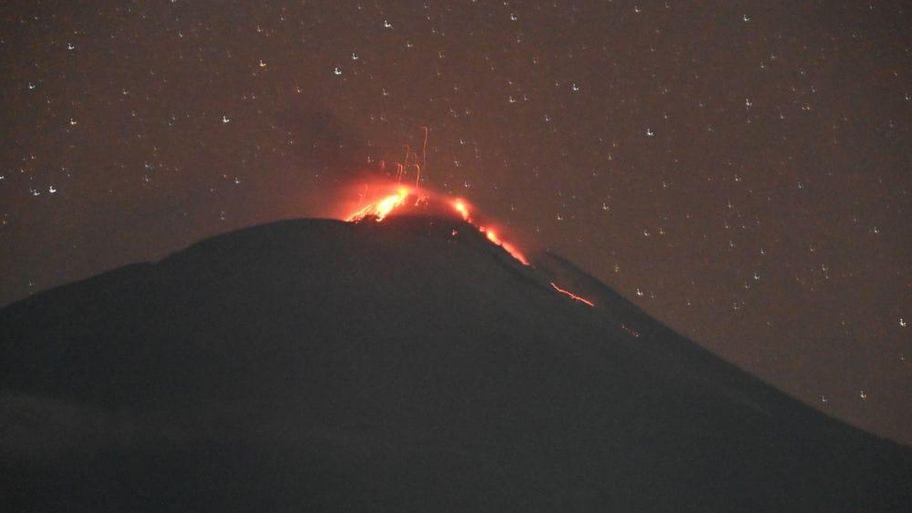 Gunung Ile Lewotolok Meletus 90 Kali, Guguran Lava Terpantau