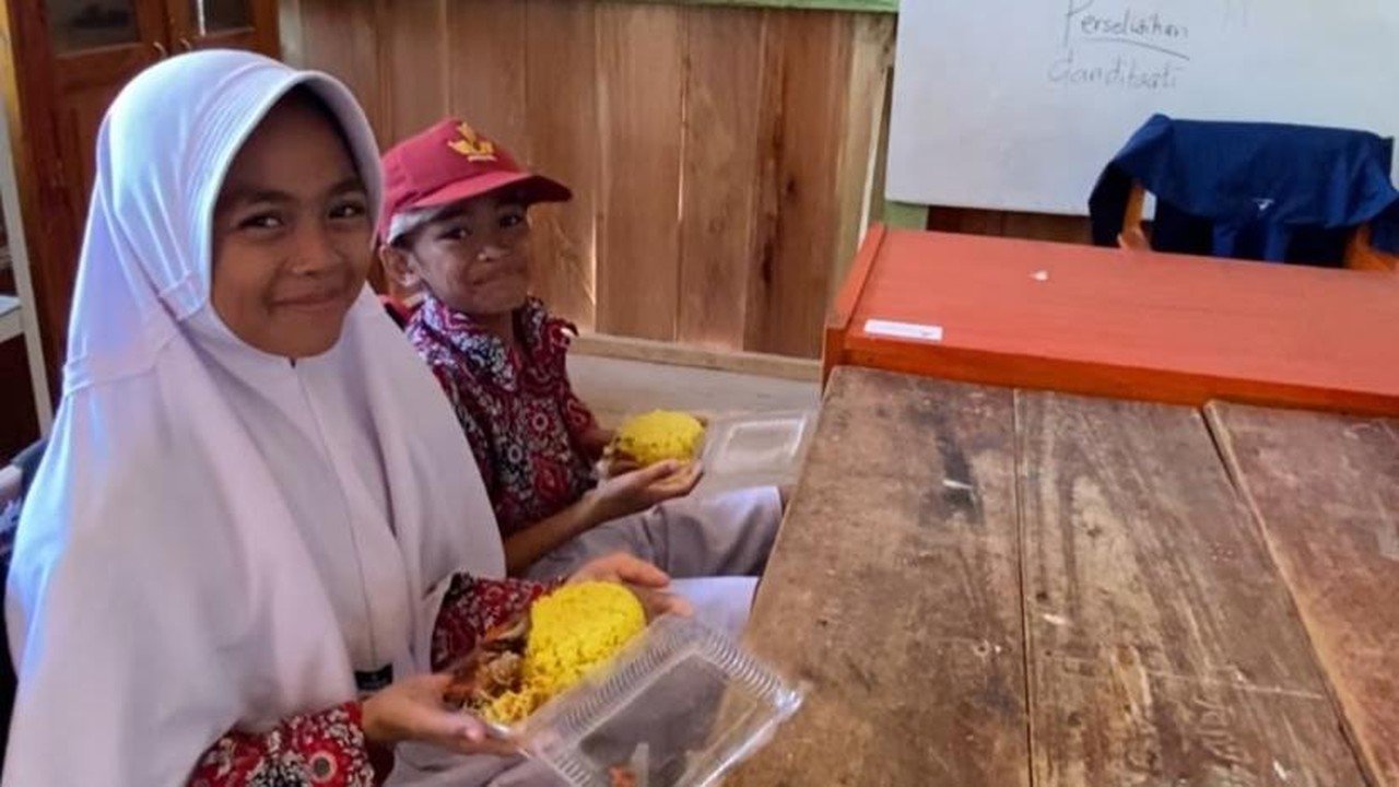 Guru Inisiatif Program Makan Bergizi Gratis di Sekolah Pelosok Sulteng Berkat Donasi Medsos