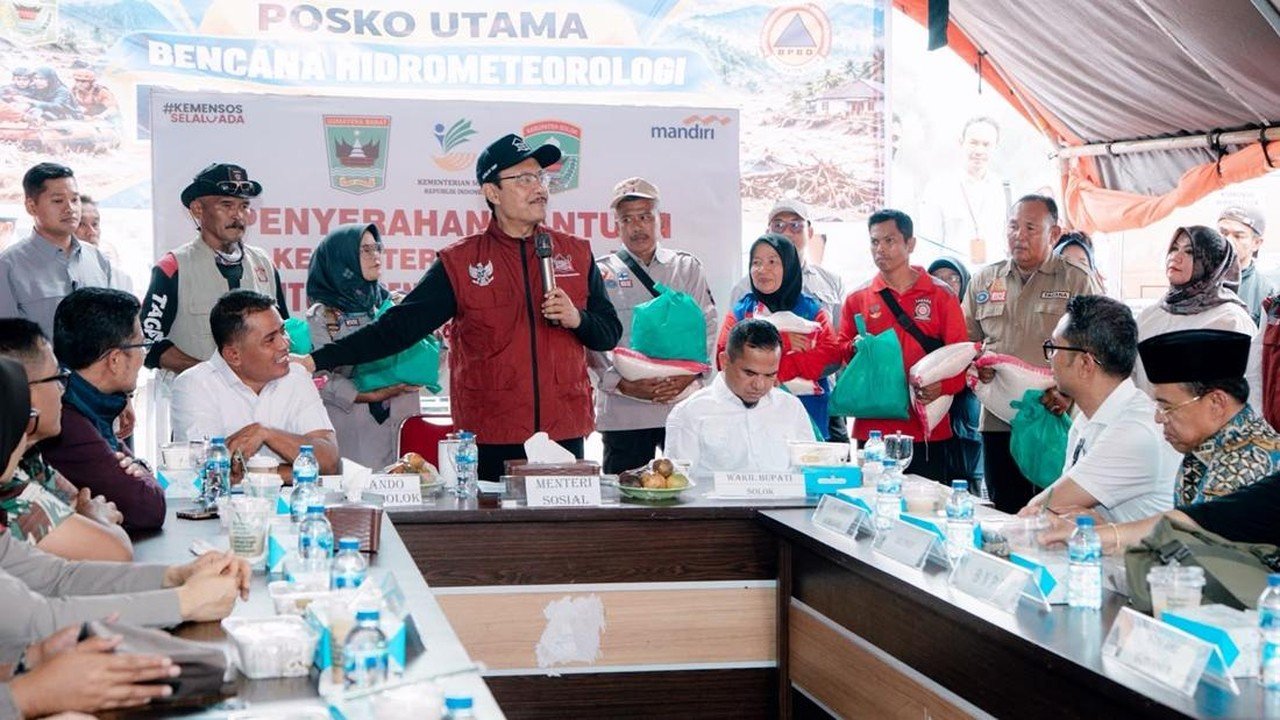 Gus Ipul Serahkan Bantuan Rp 328 Juta untuk Korban Banjir Bandang Solok