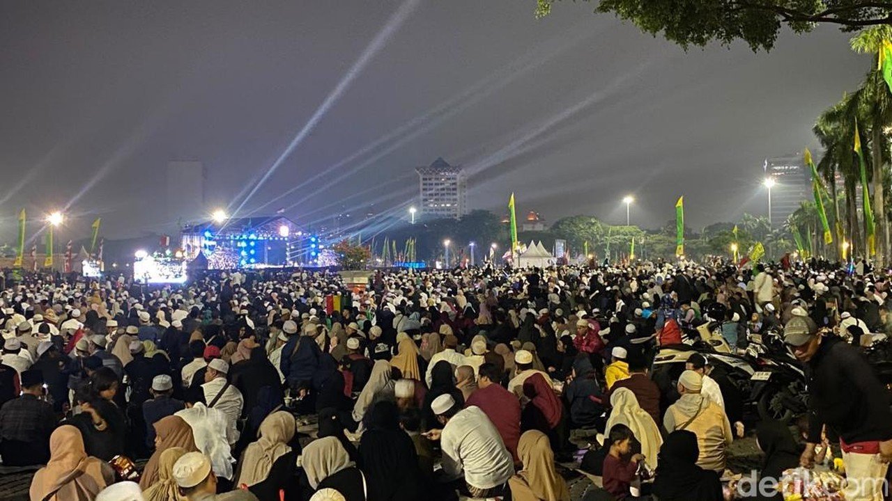 Habib Umar bin Hafidz Pimpin Tablig Akbar di Monas, Ribuan Warga Hadir