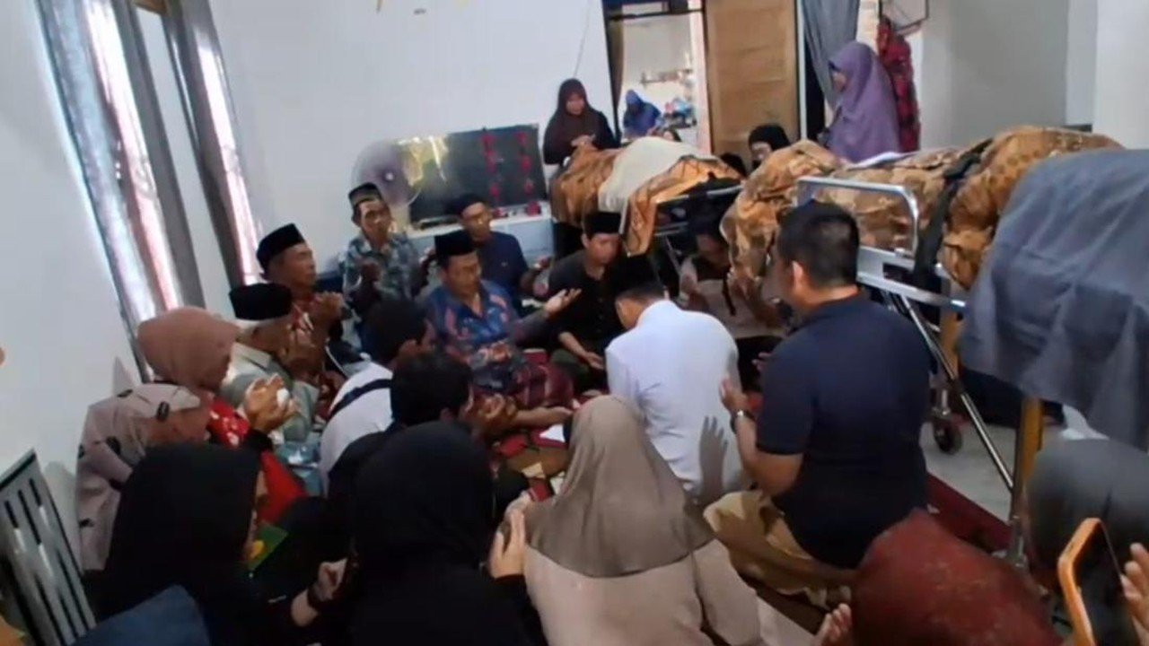 Haru Biru Ijab Kabul Agustin di Depan Jenazah Keluarga Korban Pembunuhan di Lampung