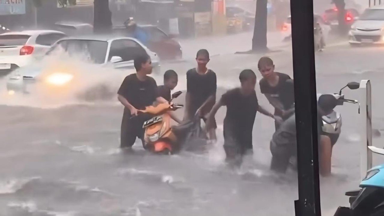 Jalan Mayor Oking Cibinong Terendam Banjir, Motor Mogok Akibat Luapan Air