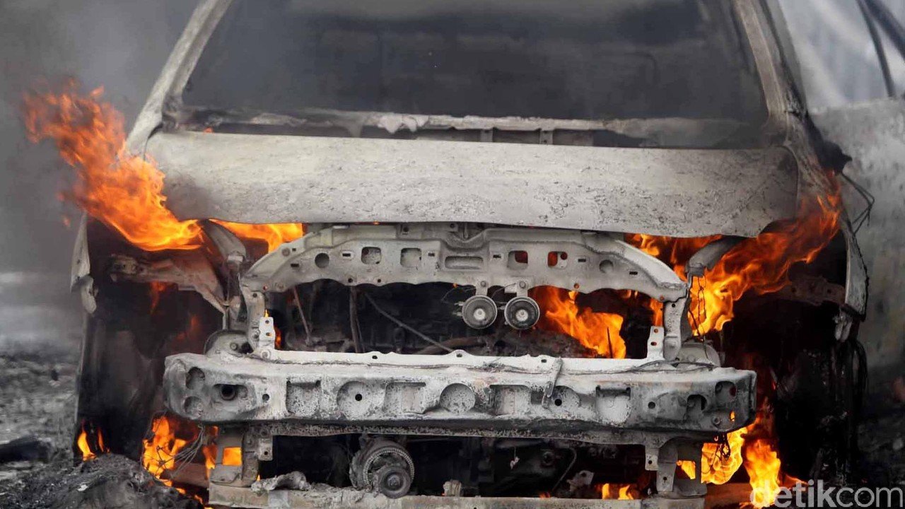 Jeep Jimny Ludes Terbakar di Parkiran Mal Kebayoran Lama