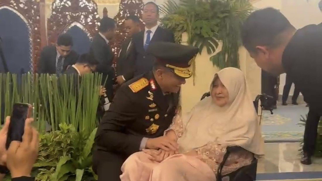 Jenderal Suyudi Ario Seto Resmi Kapolri, Momen Haru Bersama Sang Ibunda