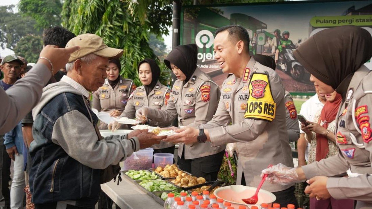 Jumat Berkah Polresta Bogor: Kapolresta Adhitya Panji Anom Bagikan 250 Porsi Makanan Gratis