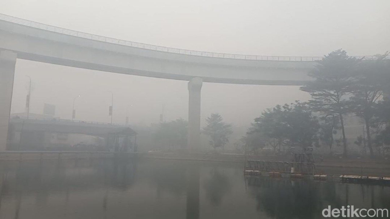 Kabut Asap Palembang Kian Pekat, Warga Keluhkan Mata Perih dan Sesak Napas