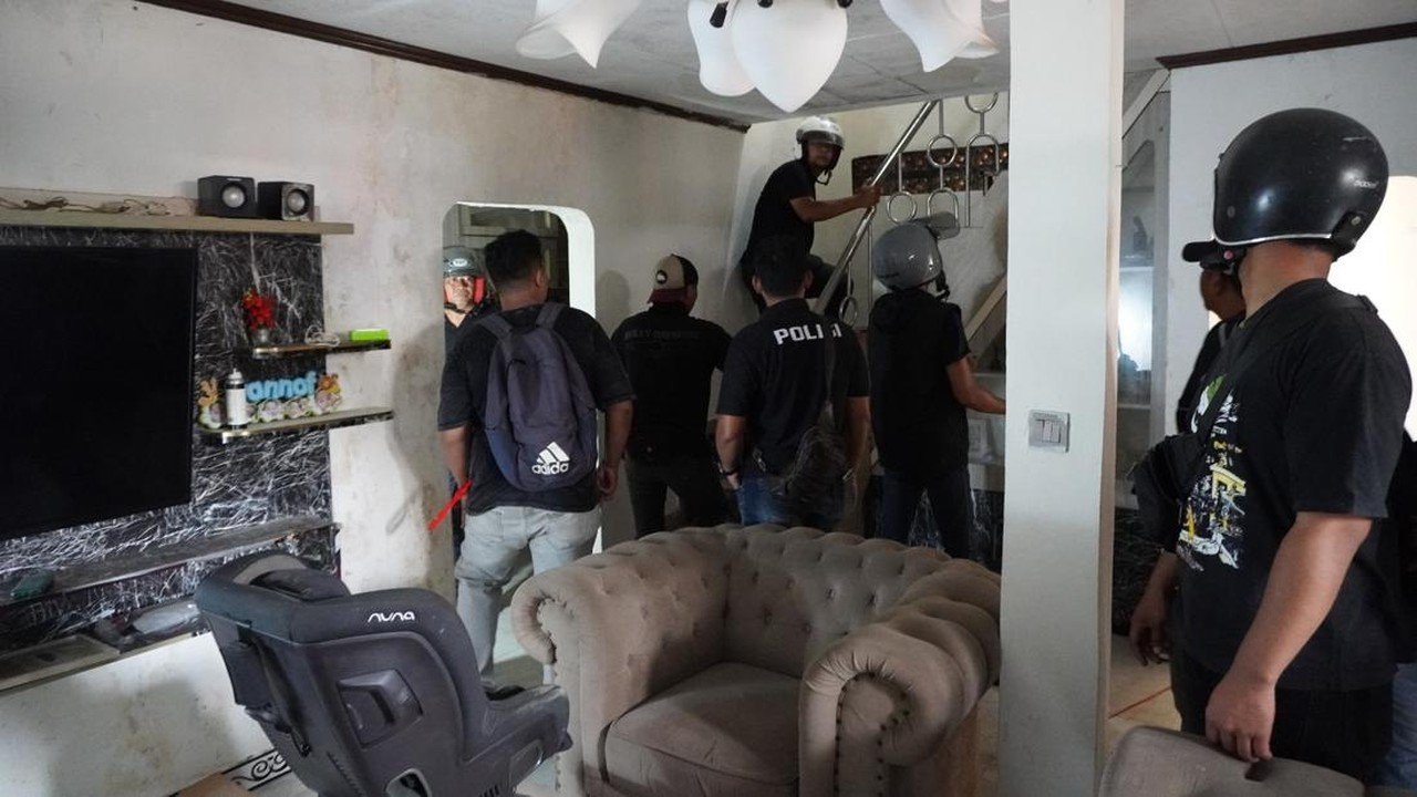 Kampung Ambon Digerebek, 7 Orang Ditangkap Bersama Sabu dan Puluhan Senjata Tajam