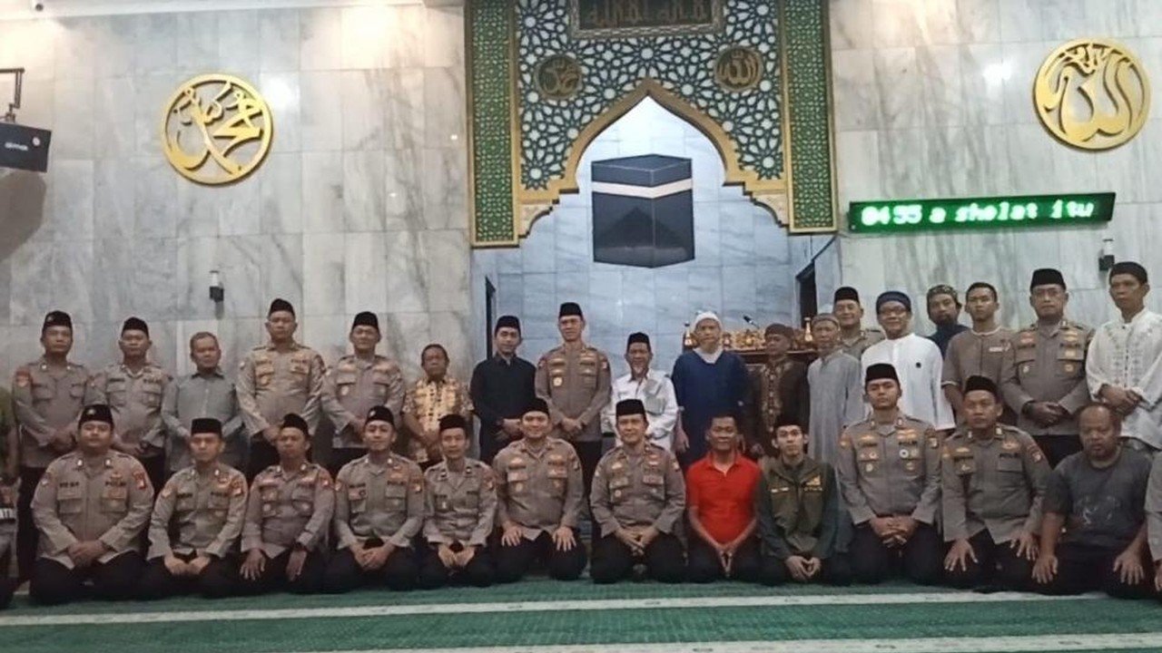 Kapolda Metro Jaya Salat Subuh Berjamaah, Jamin Pelayanan Publik Terbuka untuk Kritik