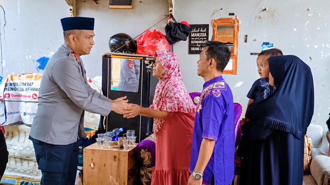 Kapolres Tangsel Berikan Dukungan Moril kepada Keluarga Korban Ledakan Pasar Cimanggis
