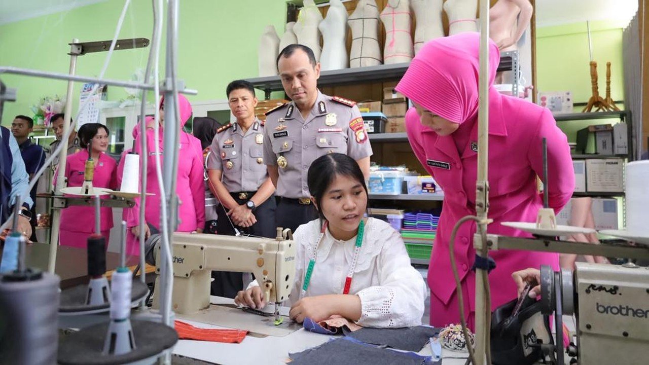 Kapolrestro Bekasi Kota Pantau Langsung Pelatihan Jahit 'Poliran' untuk Siswa SMK