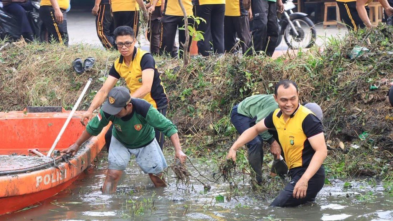 Kapolrestro Bekasi Kota Pimpin Langsung Pembersihan Kali Baru Dukung "Green Policing"