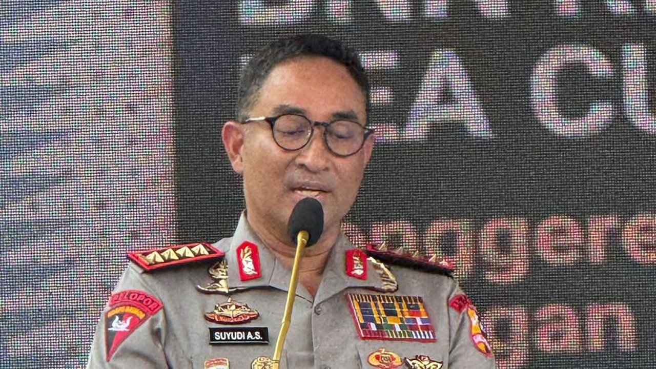 Kapolri Jenderal Suyudi Ario Seto Berhenti Sejenak Saat Azan dan Iqamah Berkumandang di Pidie