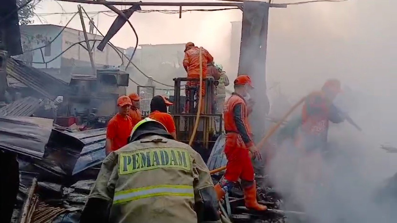 Kebakaran di Penjaringan: Puluhan Rumah dan Lapak Ludes, Kerugian Diperkirakan Rp 1 Miliar