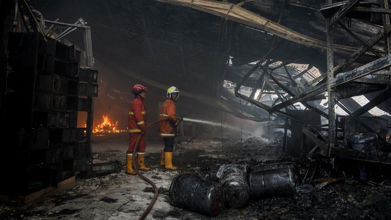 Kebakaran Gudang Jatiuwung Masuk Hari Ketiga, 10 Bangunan Terbakar