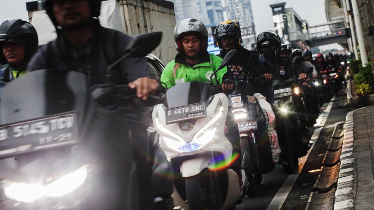 Kebakaran Tumpukan Kayu di MT Haryono, Lalu Lintas Cawang-Pancoran Sempat Padat