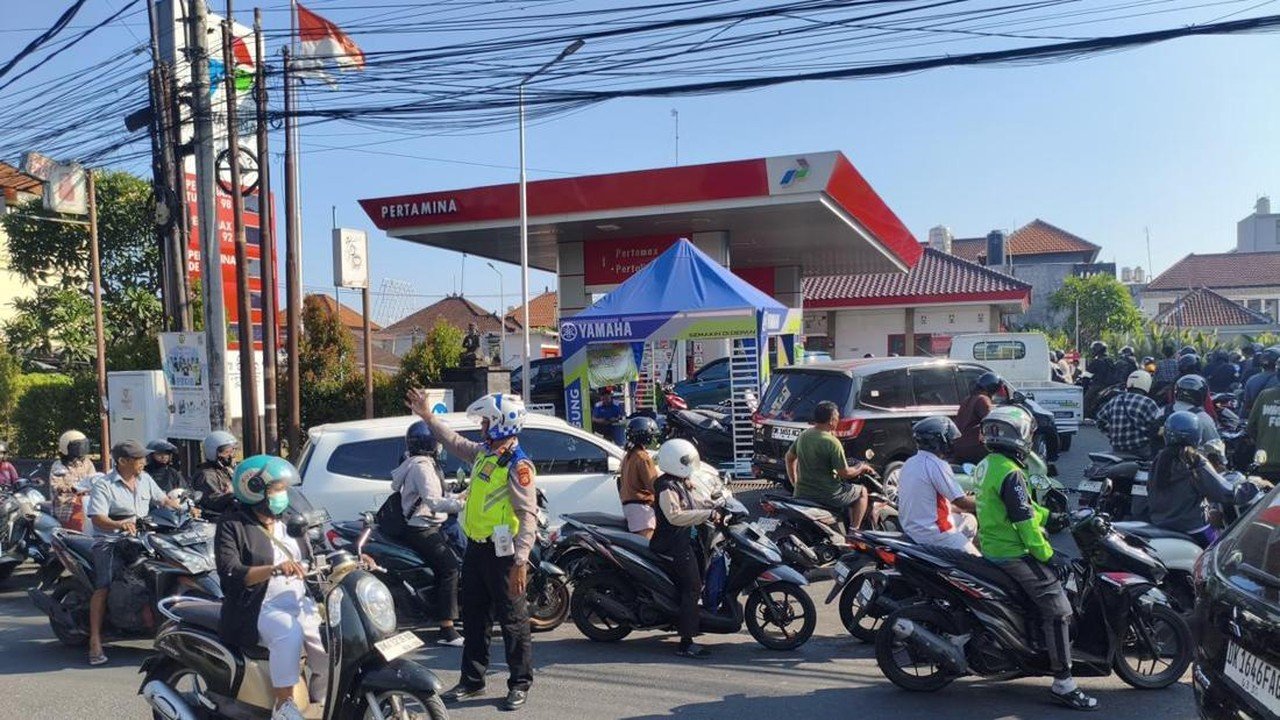 Kelangkaan BBM di Bali Picu Antrean Panjang, Warga Terjatuh Akibat Kelelahan