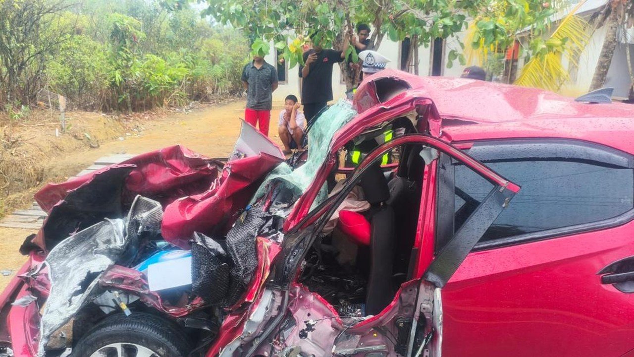 Keluarga Tewas Seketika Usai Mobilnya Hantam Truk di Bangka Tengah
