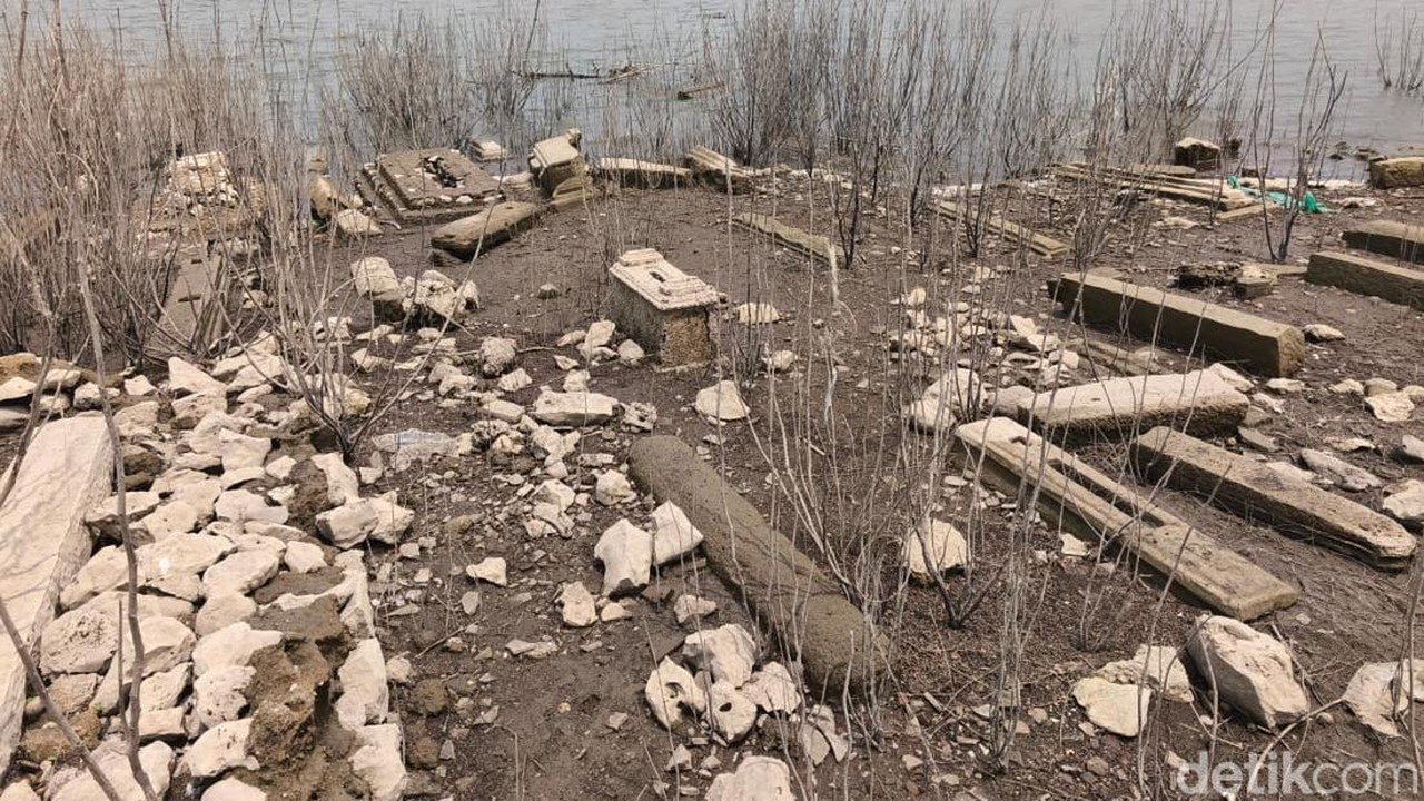 Kemarau Panjang Ungkap Ratusan Makam Kuno di Dasar Waduk Gajah Mungkur Wonogiri
