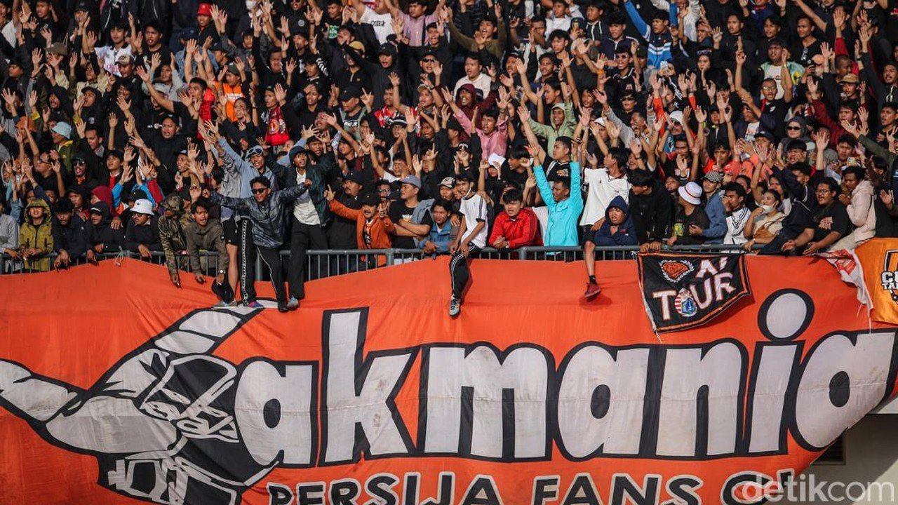 Kericuhan Suporter Warnai Laga Persita vs Persija, Polisi Amankan Situasi