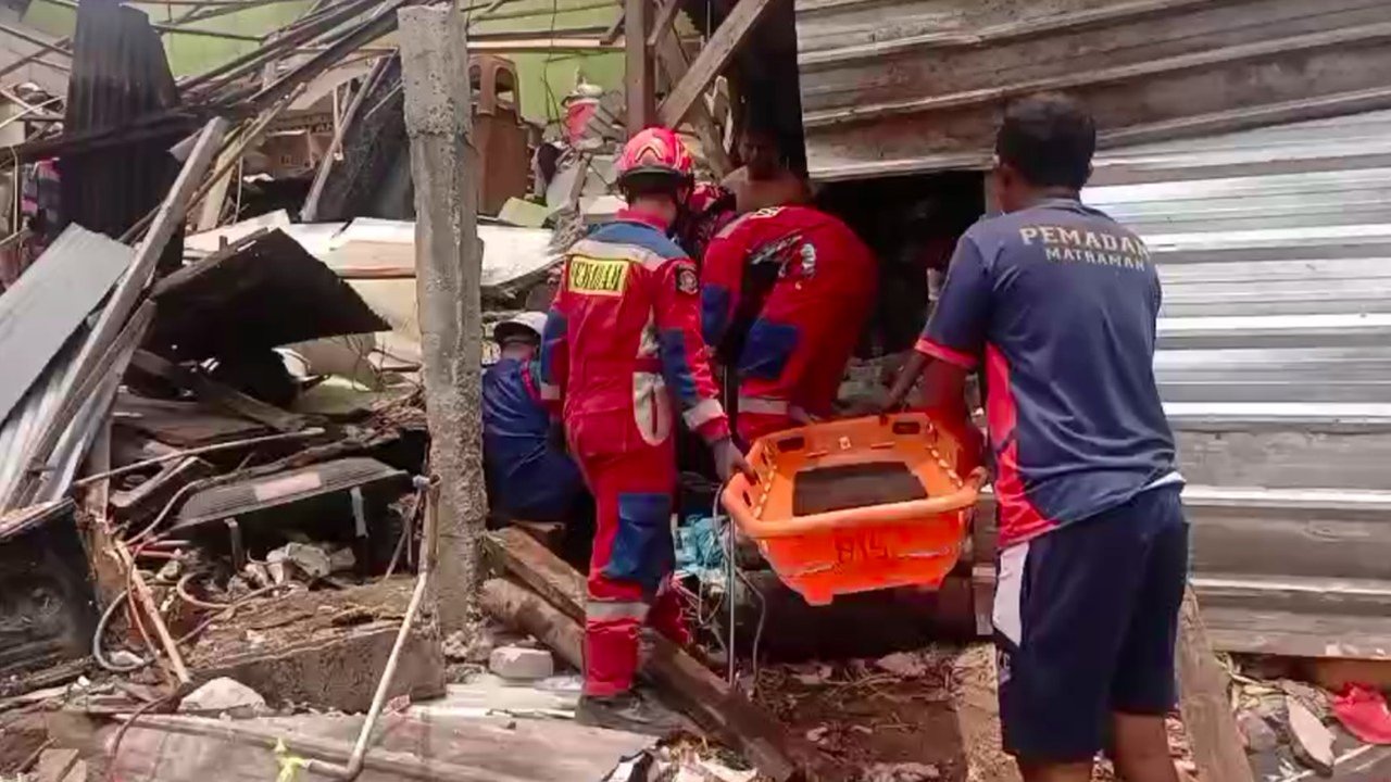 Kios Bakso Roboh, Pemilik Terjepit Reruntuhan di Ciracas