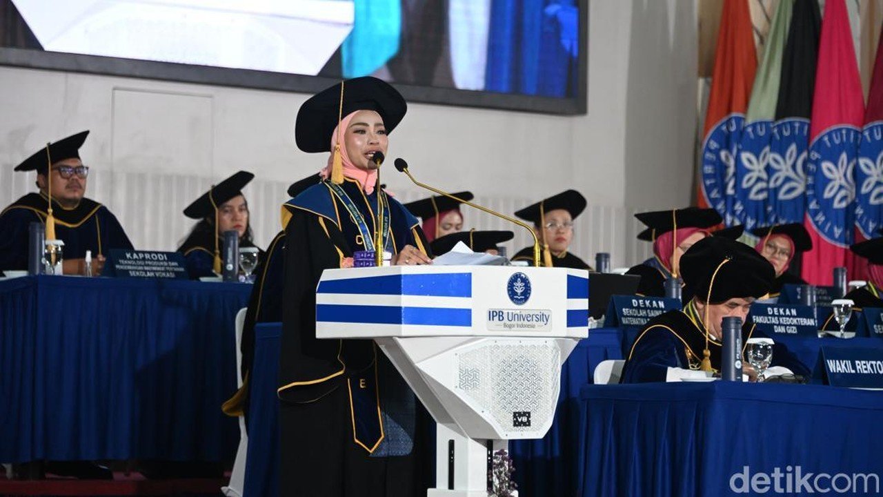 Kisah Inspiratif Indah Permata Sari, Lulusan Terbaik Vokasi IPB dari Singkawang