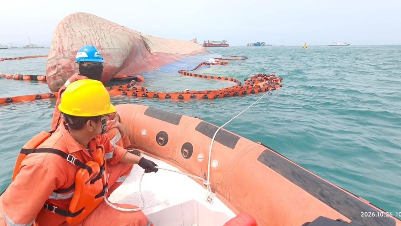 KMP Batumandi Tenggelam di Merak, Buoy dan Oil Boom Dipasang untuk Keamanan Laut