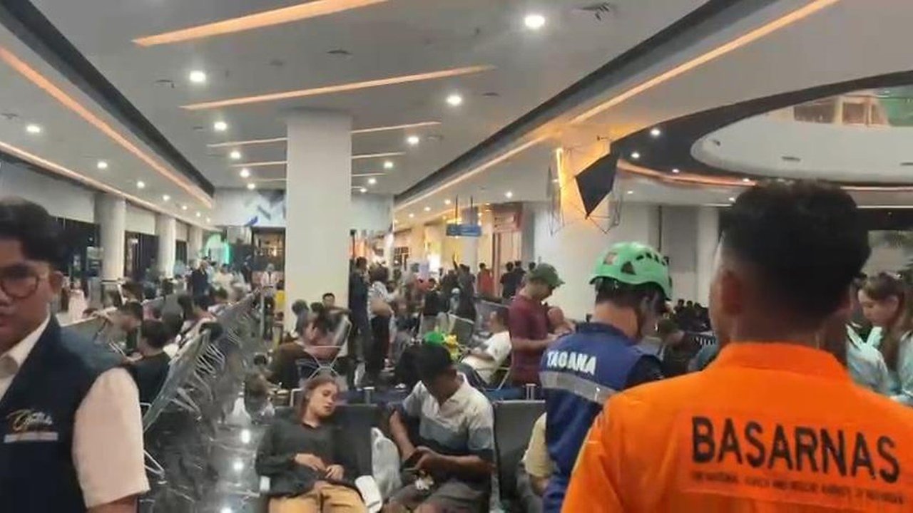 KMP Batumandi Terbakar di Merak, Penumpang Dievakuasi ke Dermaga Eksekutif