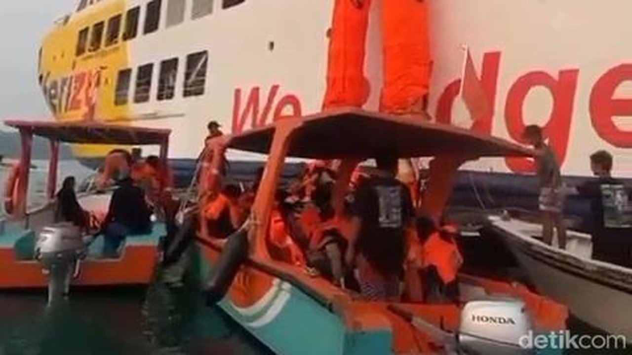 KMP Batumandi Terbakar di Merak, Penumpang Dievakuasi Pakai Perosotan Darurat