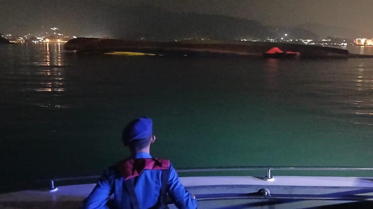 KMP Batumandi Terbalik di Merak, Upaya Pengapungan Dilakukan untuk Investigasi