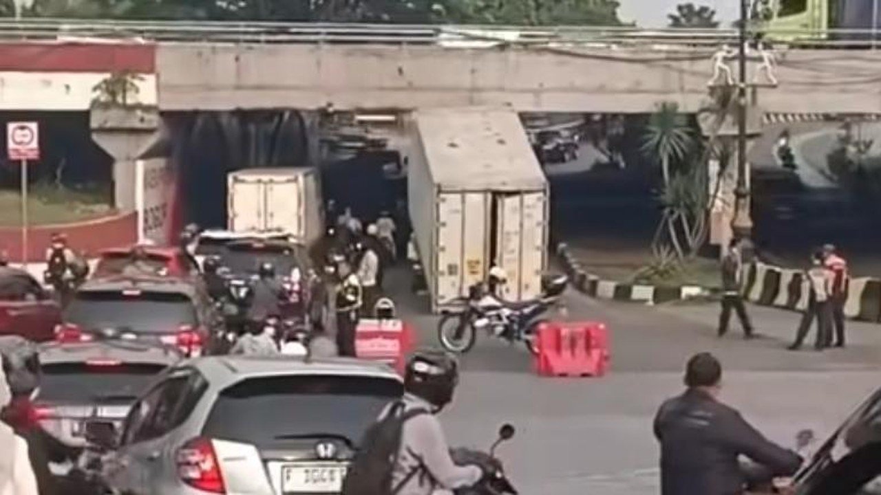 Kontainer Melintang di Kolong Tol Sentul, Lalin Bogor Terganggu Sejenak